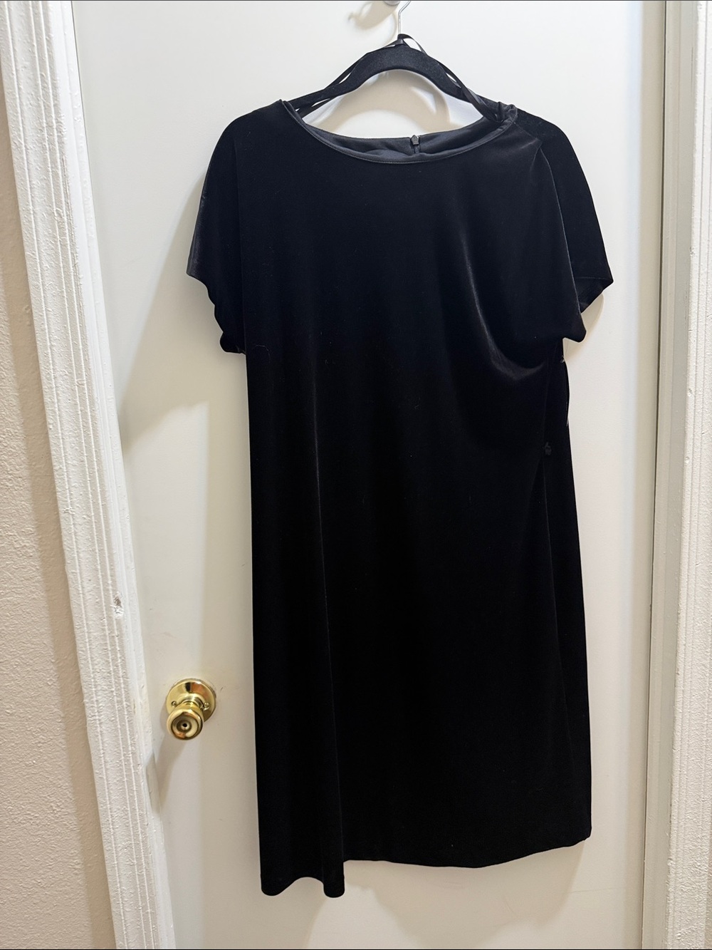 Classic Black Velvet Midi Dress with Short Sleeves